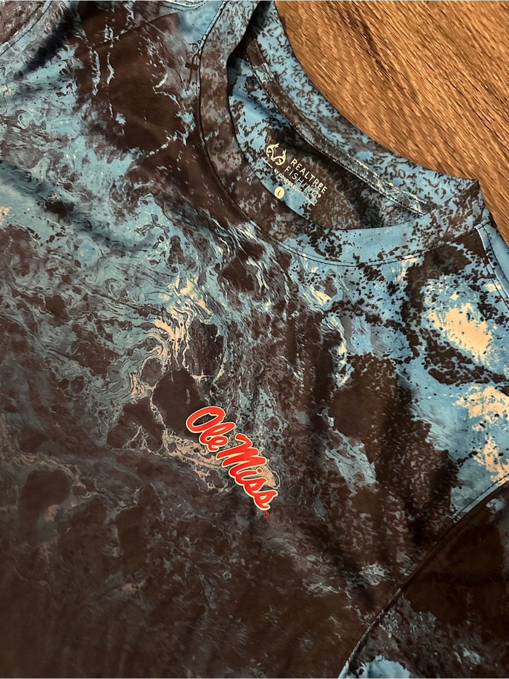 Realtree Fishing Ole Miss Men's L Short Sleeve Lightweight waves print